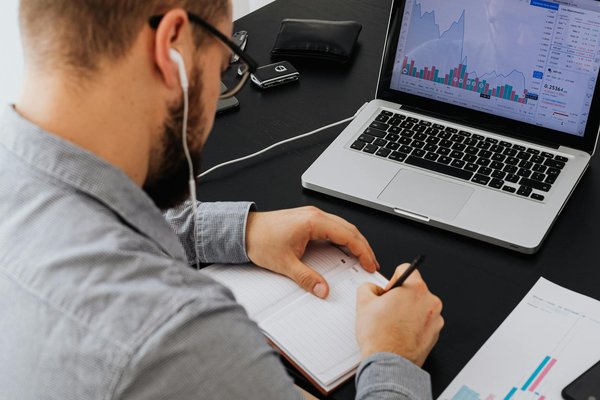 How Can Smartphones Enhance UK Computing Education?